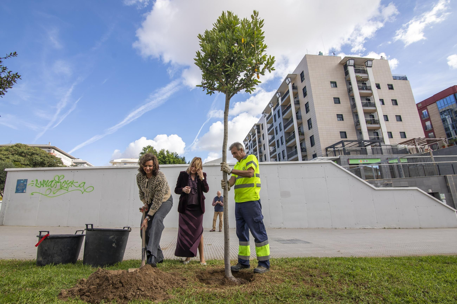 Pilar Miranda junto a uno de los operarios encargado de la plantación de los nuevos árboles.