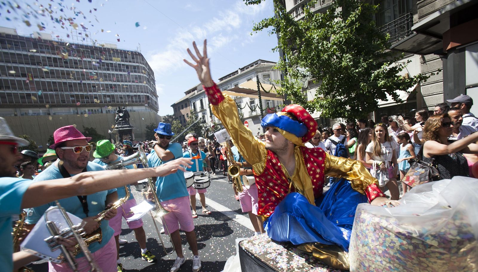 Ambiente festivo al paso de la tradicional Pública de Fiestas.