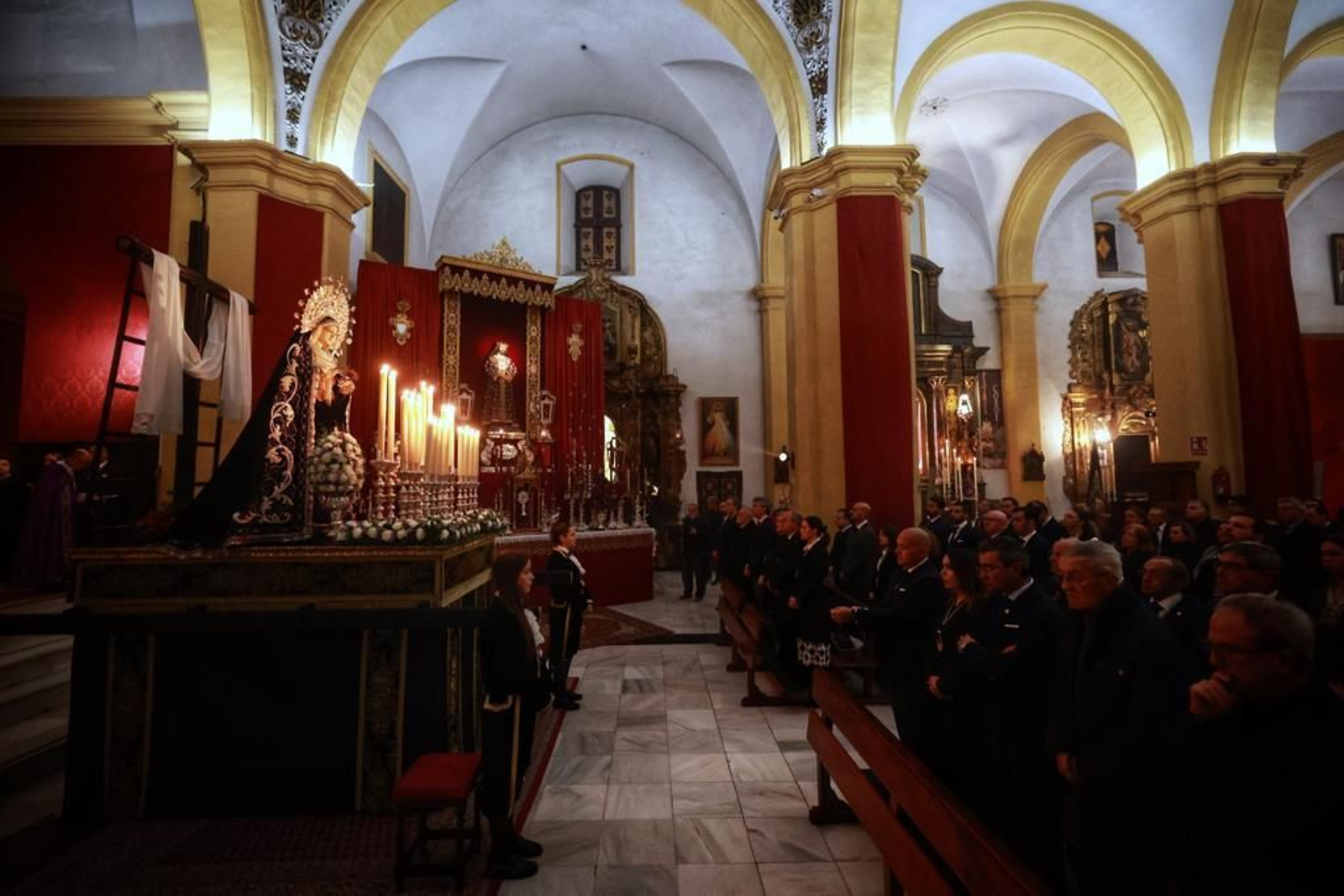 El vía crucis de la Soledad en San Fernando, en imágenes