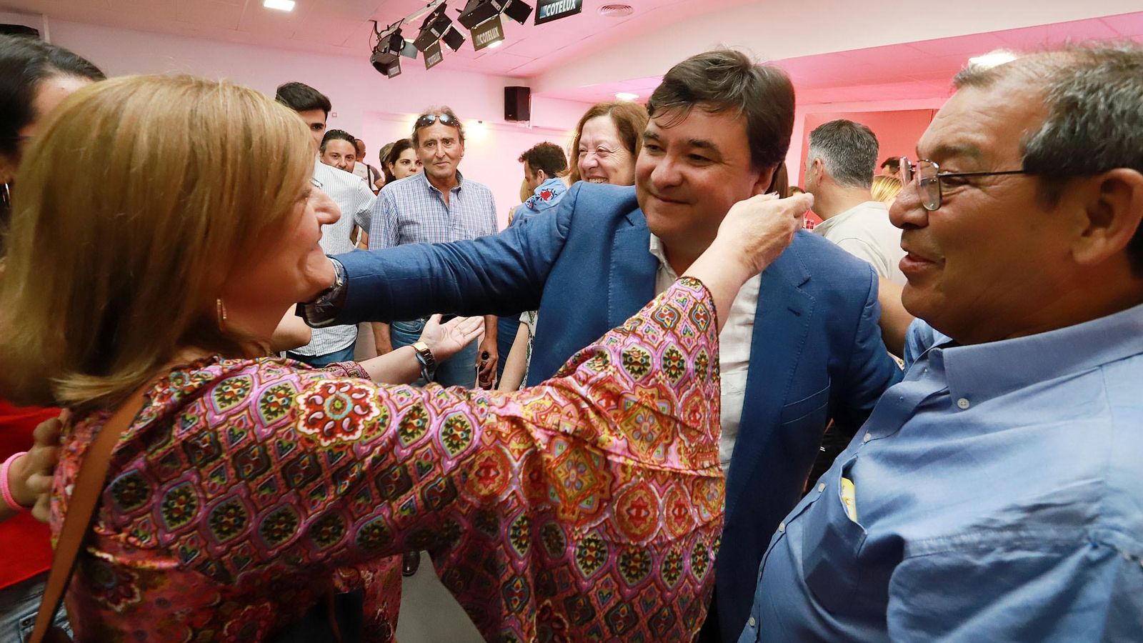 Gabriel Cruz reparte abrazos en la celebración de su victoria electoral.