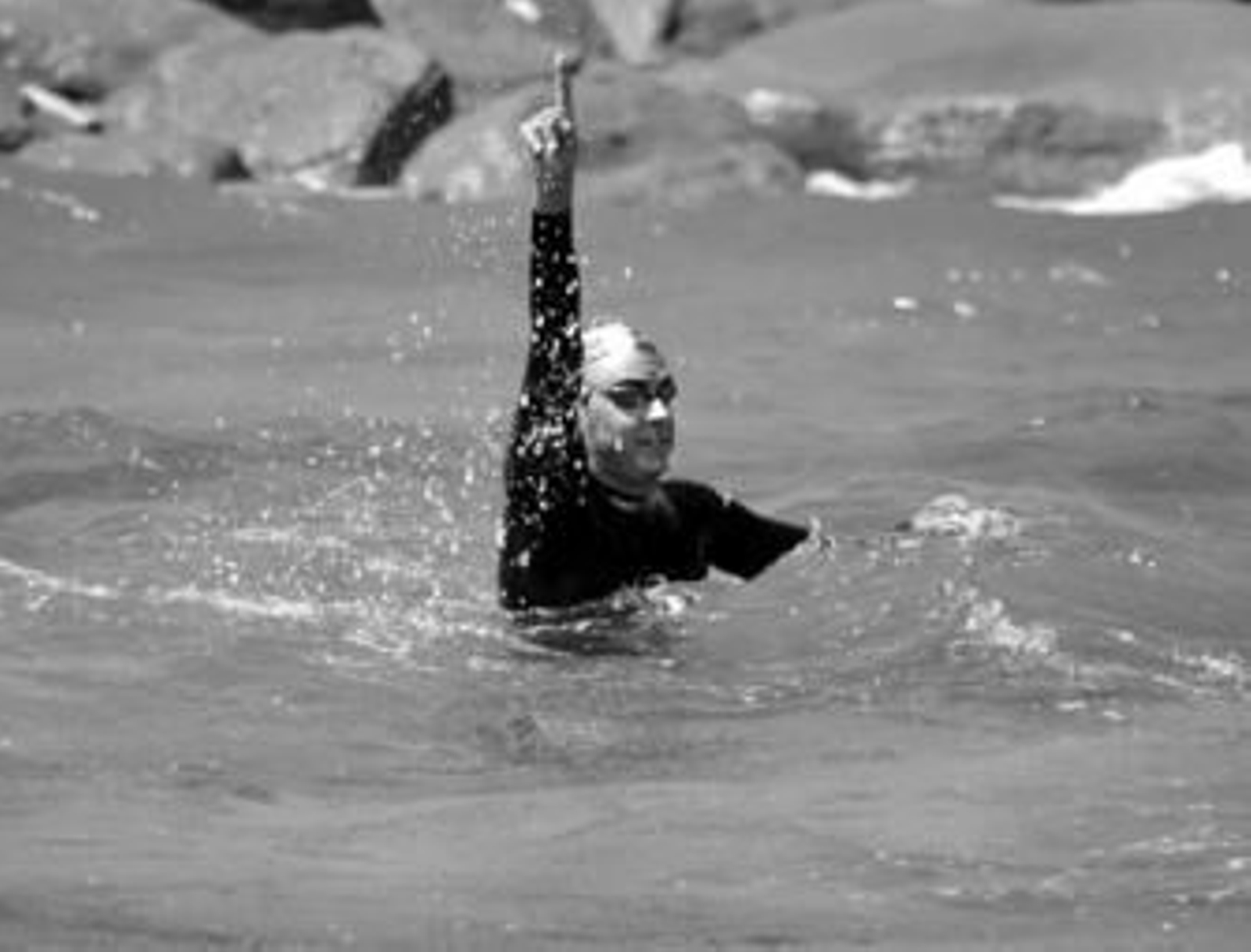 Meca levanta el dedo en señal de victoria.