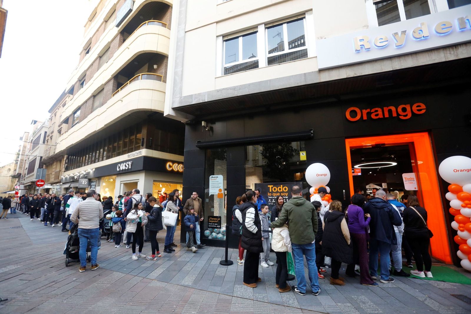 Las mejores fotos de la exitosa firma de autógrafos del Córdoba CF en el centro de la ciudad