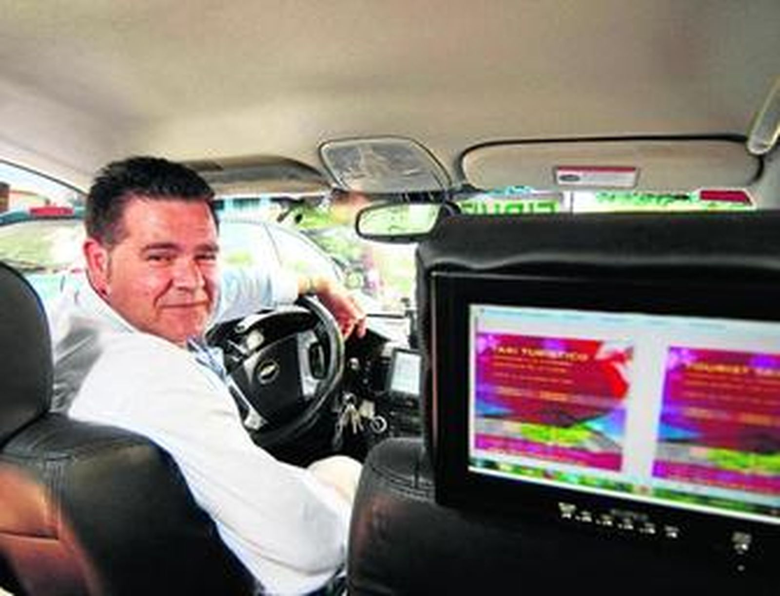 Francisco muestra las aplicaciones tecnológicas de su taxi en el que ofrece conexión wifi y una grabación del recorrido.