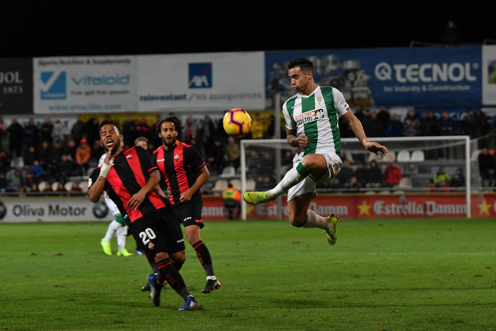Jaime Romero controla un balón ante Gus Ledes, en el Reus-Córdoba.