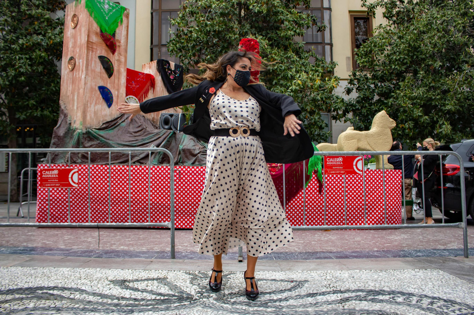 Fotos: el Día de la Cruz de Granada y su animada mañana