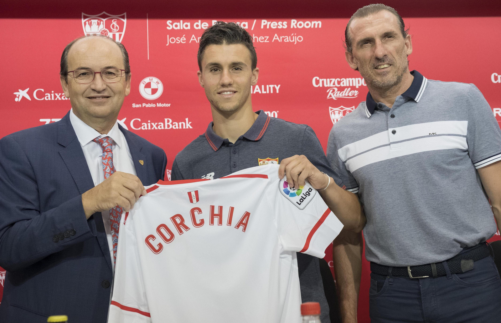 Corchia, entre José Castro y Óscar Arias el día de su presentación.