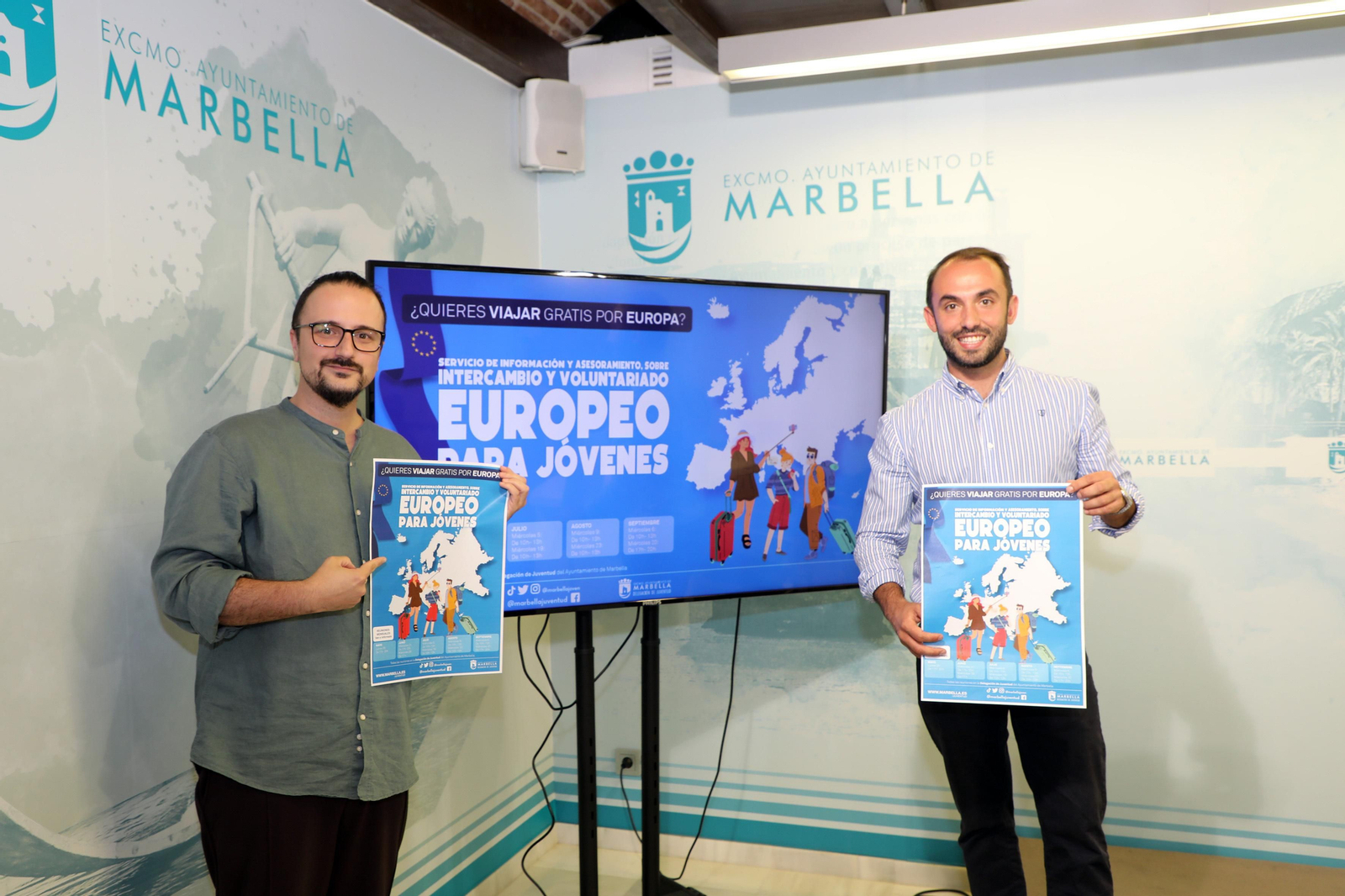 El concejal en funciones de Juventud, Enrique Rodríguez (D.), y el coordinador de la Asociación Arrabal, Juan de Lucas.