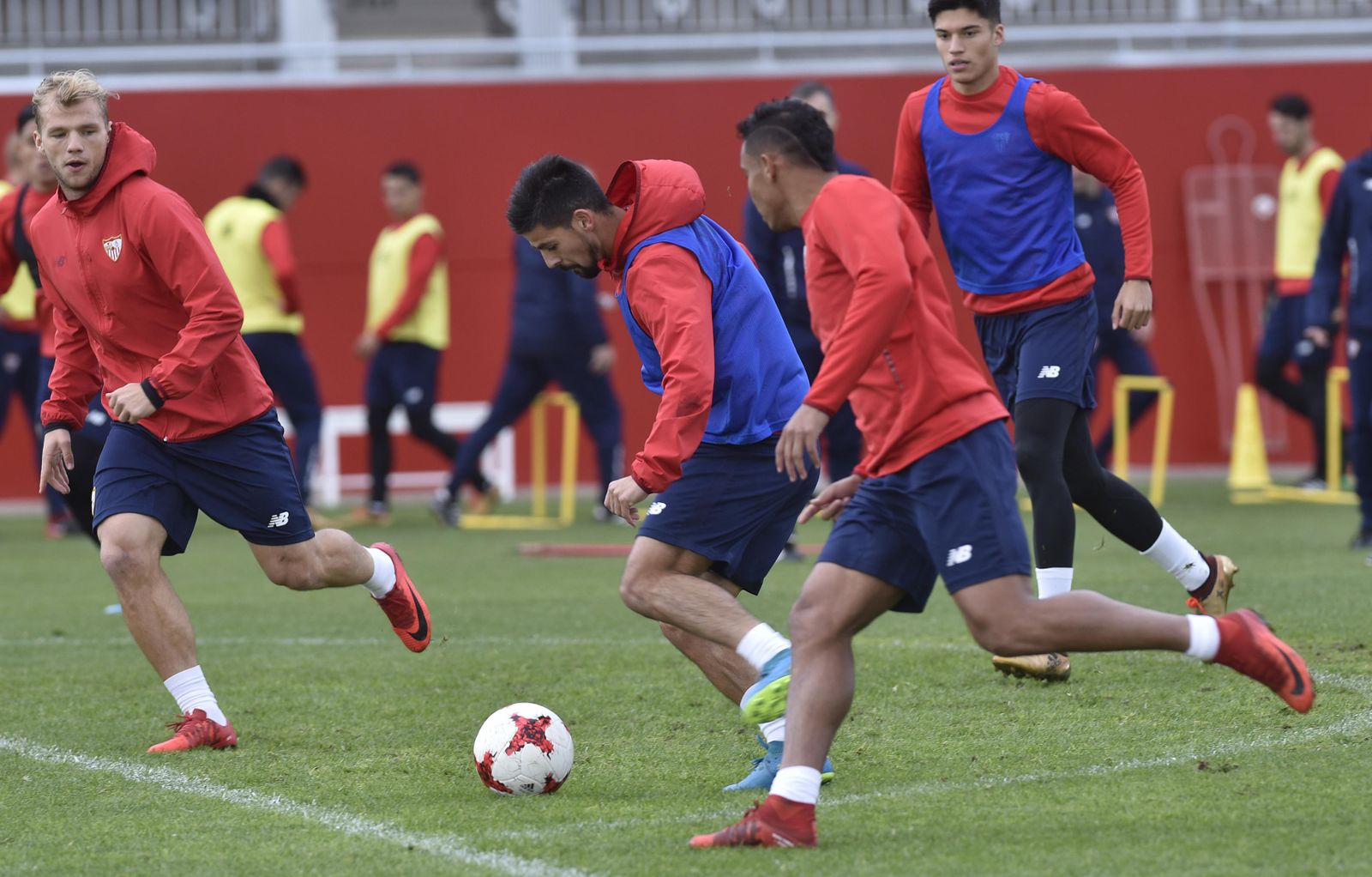 Nolito avanza seguido de Muriel en el entrenamiento