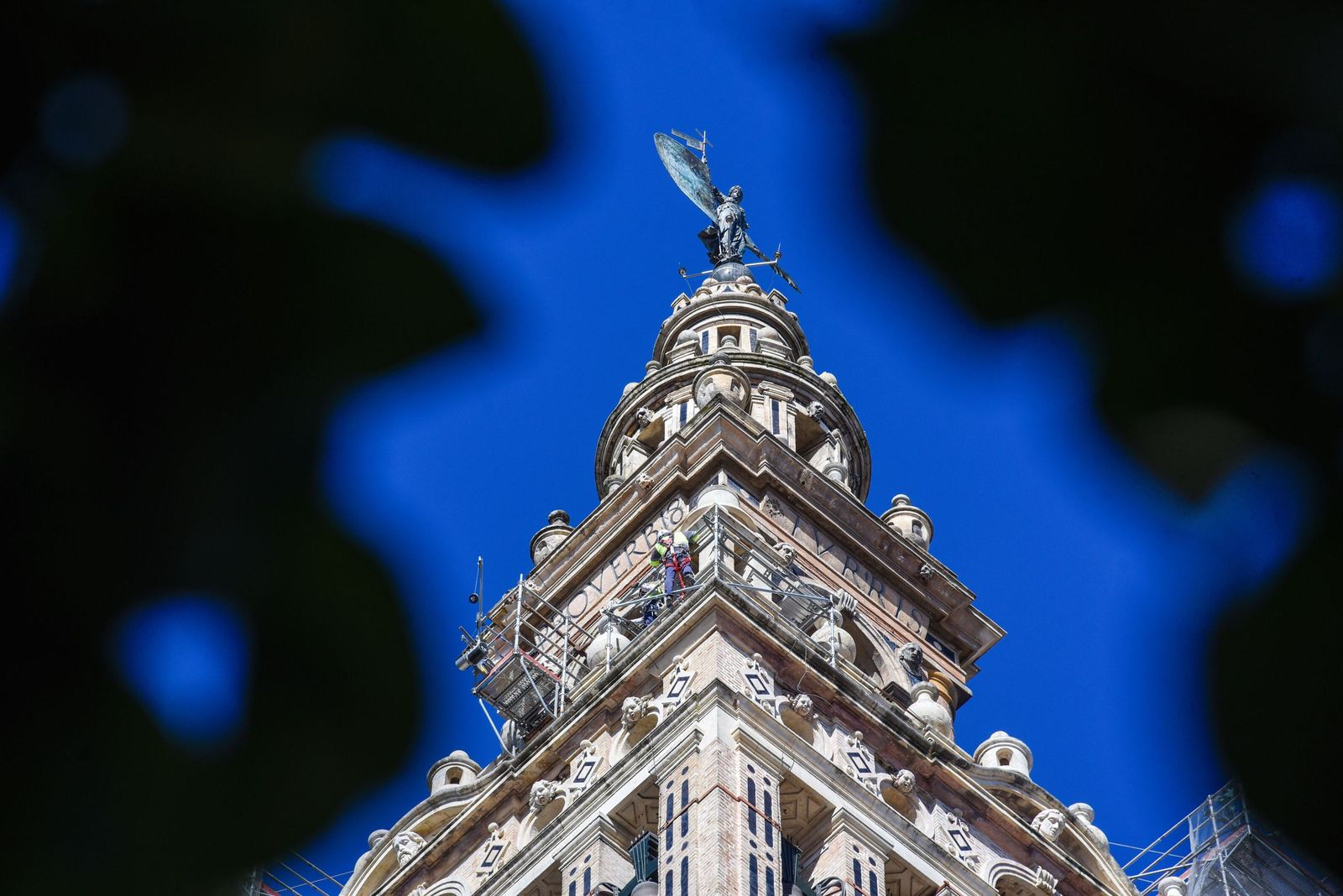 Estado del cuerpo renacentista de la Giralda un día antes de la bajada de las azucenas el pasado sábado.