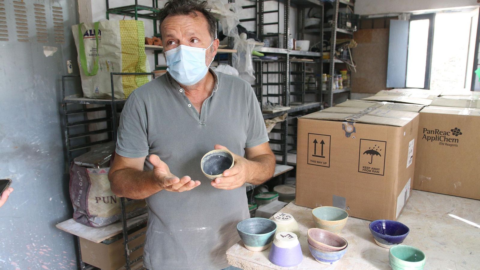 Antonio José Flores, ceramista de Almería, explica cómo investiga con los esmaltes