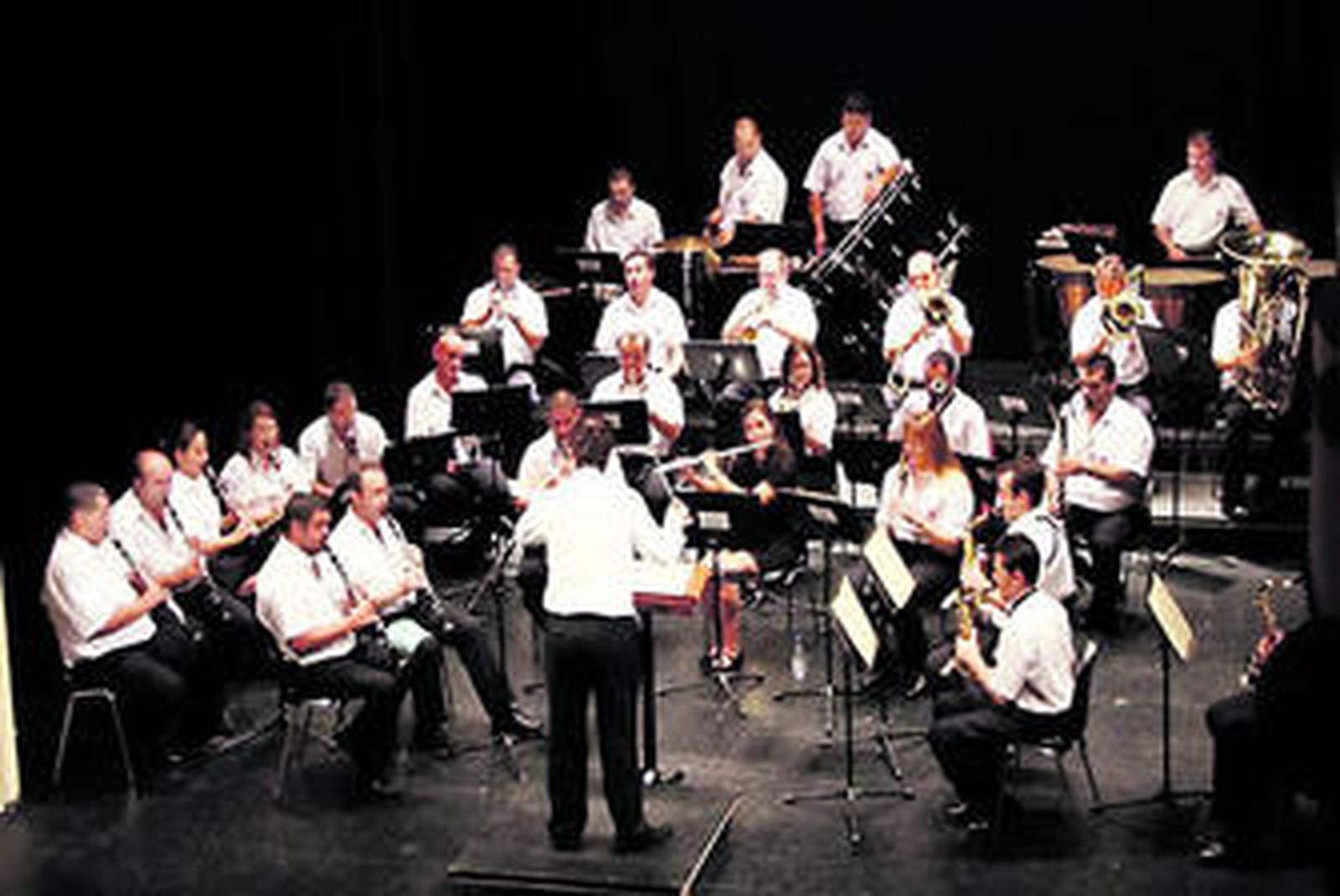 Juan José Navarro dirigiendo la Banda de Música de Almería.