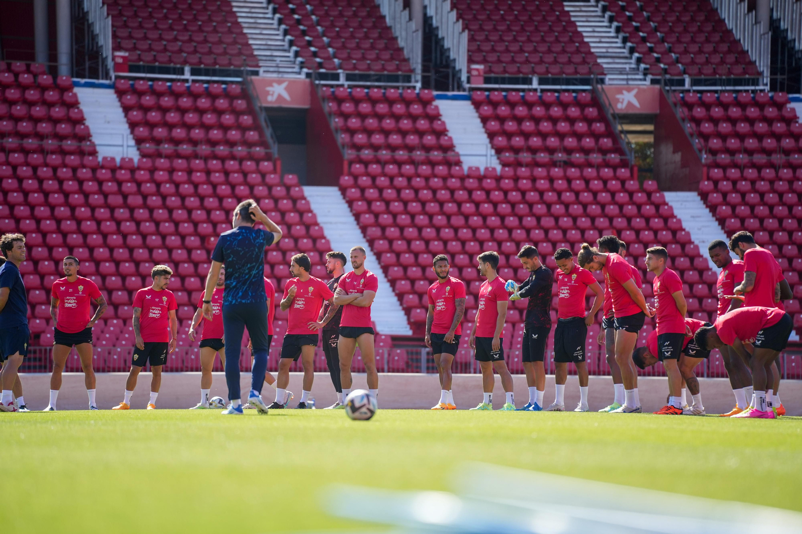 Rubi se dirige a su plantilla en un entrenamiento celebrado esta semana