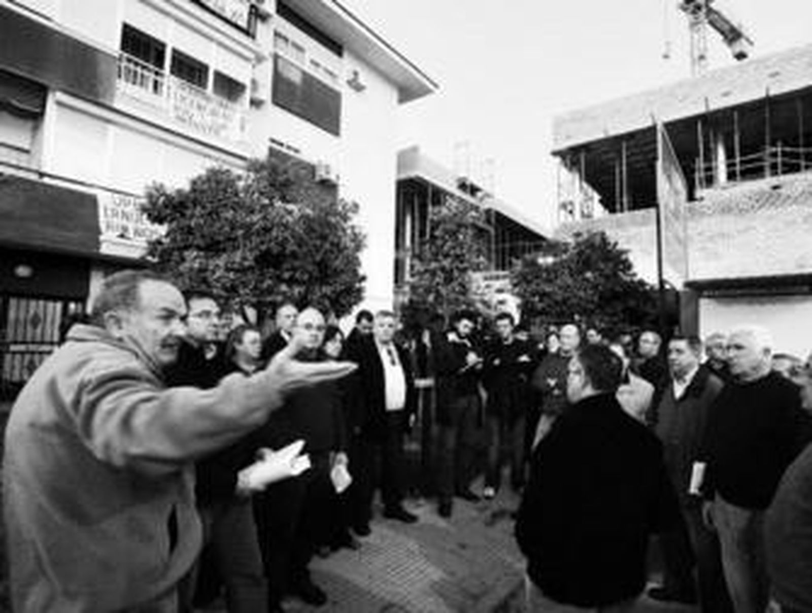 Asamblea vecinal celebrada ante el edificio de Alcosa que será parcialmente demolido.