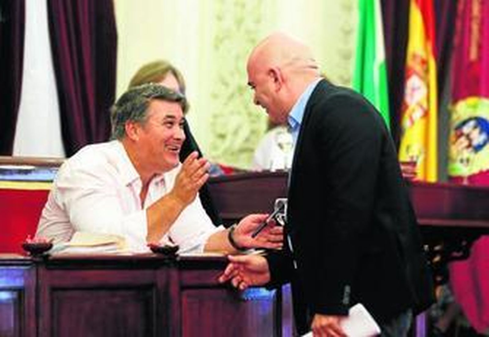 Los ediles del PP y de Por Cádiz Sí se Puede, Ignacio Romaní y David Navarro, conversan animadamente durante un momento del Pleno de ayer.