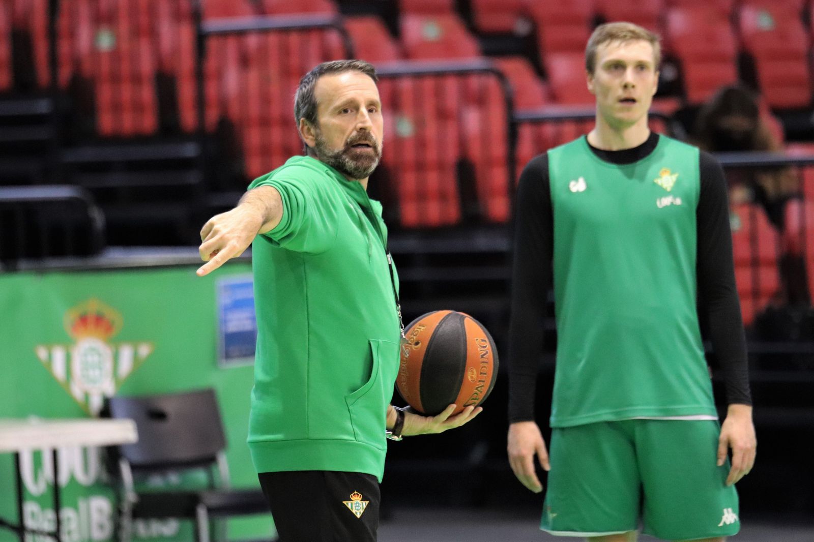 Joan Plaza da instrucciones a sus jugadores en presencia de Borg.