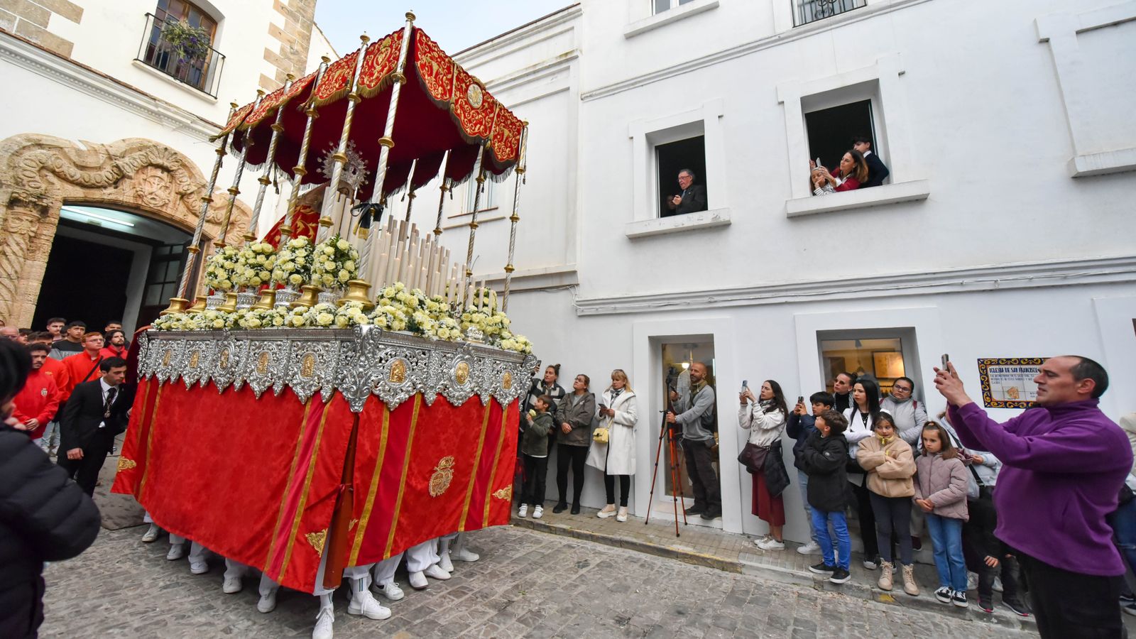 Fotos del Jueves Santo en Tarifa: Jesús Nazareno y María Santisima de la Paz