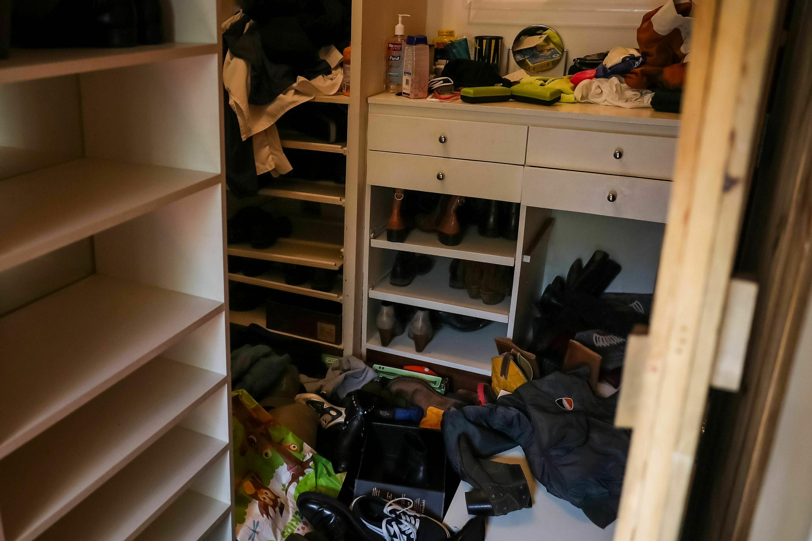 Interior de la casa del opositor Leopoldo López tras ser allanada y robada