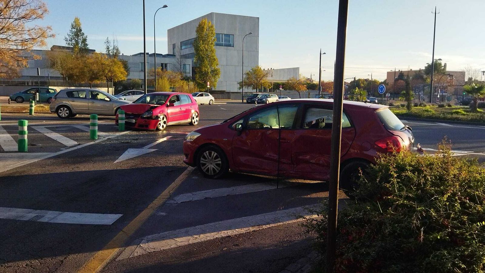 Colisión en una rotonda de Granada con dos coches implicados