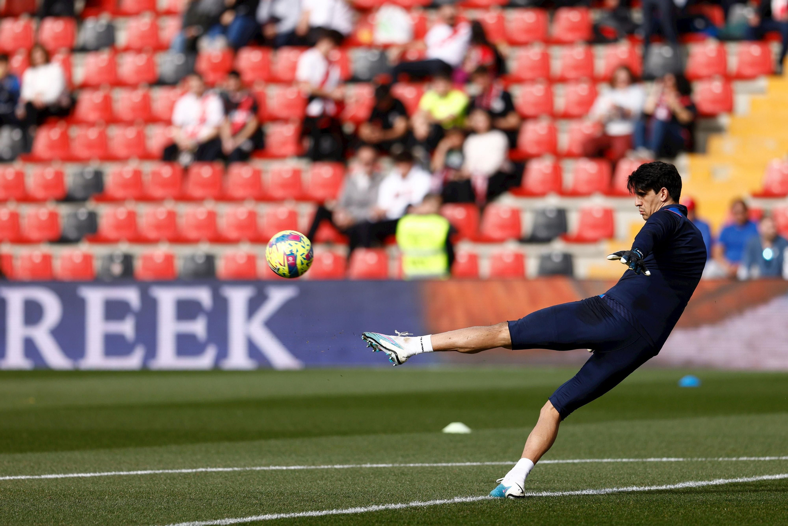 Bono, en el calentamiento del partido del Sevilla ante el Rayo Vallecano.