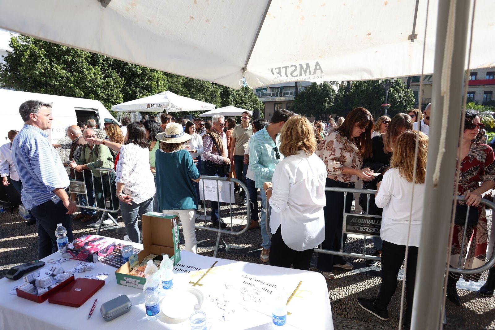 Cortadores de jamón en la plaza del Arenal a beneficio del Hogar San Juan