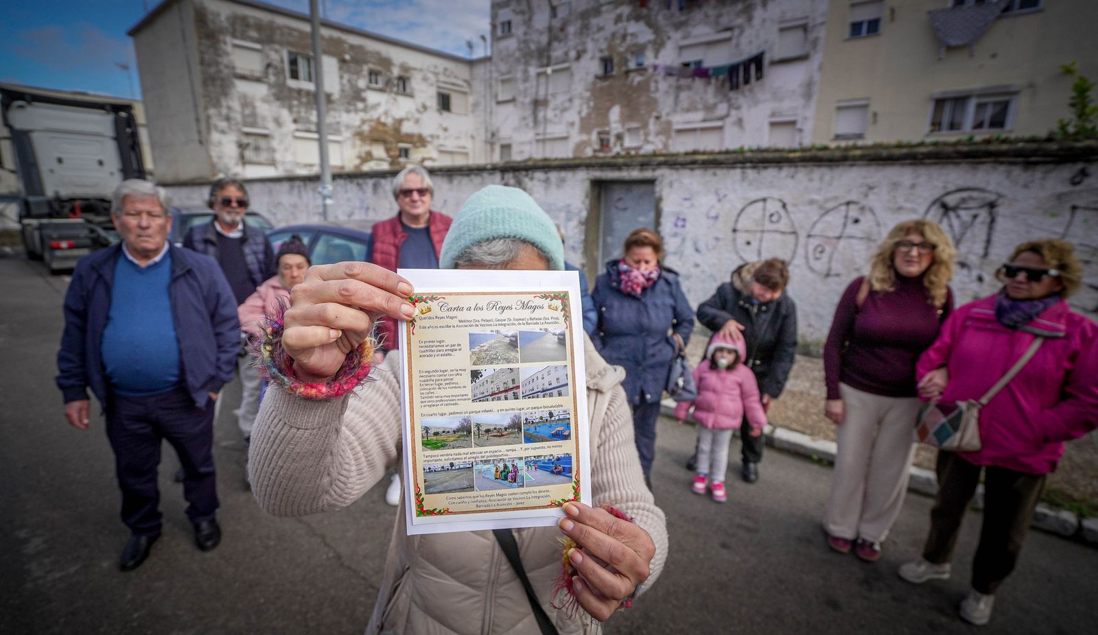 Vecinos de La Asunción muestran su particular carta a los Reyes Magos pidiendo mejoras para la barriada.