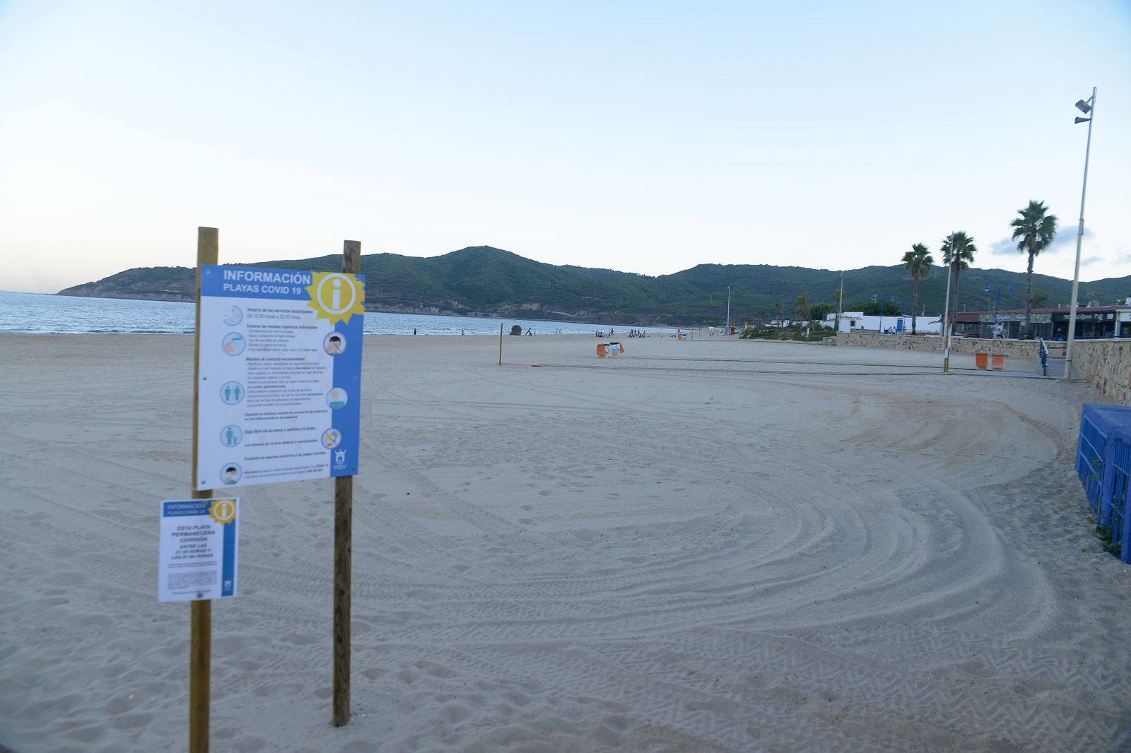 Fotos del cierre de las playas del Campo de Gibraltar por la noche