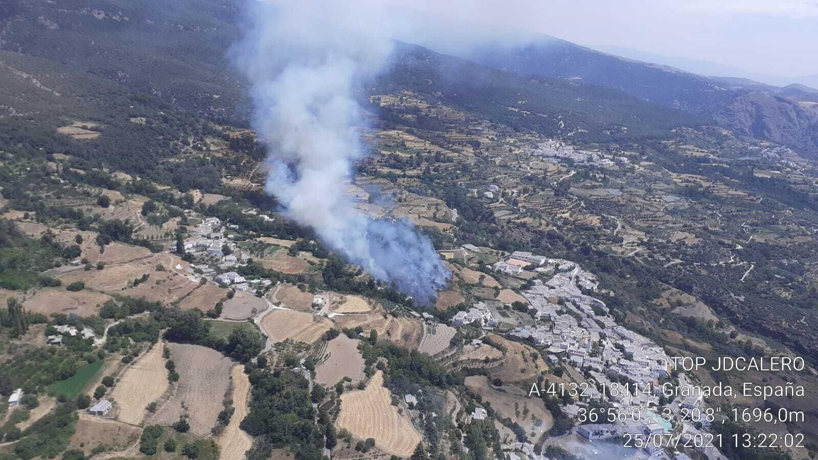 Panorámica aérea realizada por el Infoca del incendio en la Tahá de Pitres