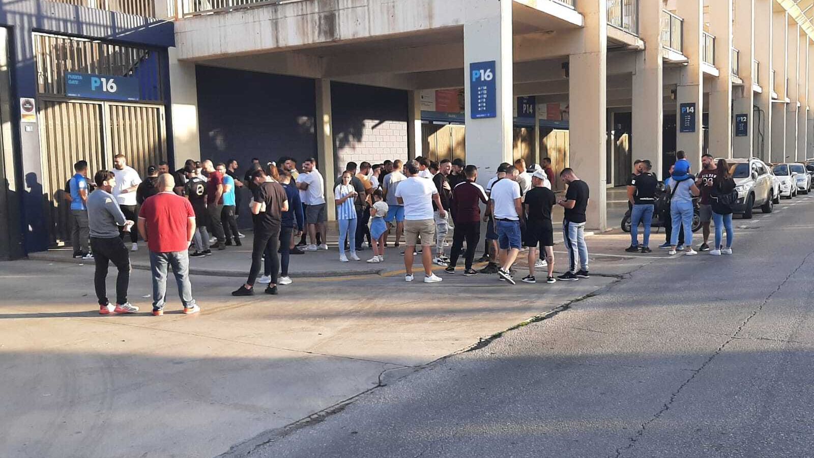 El grupo de aficionados que se citó en La Rosaleda