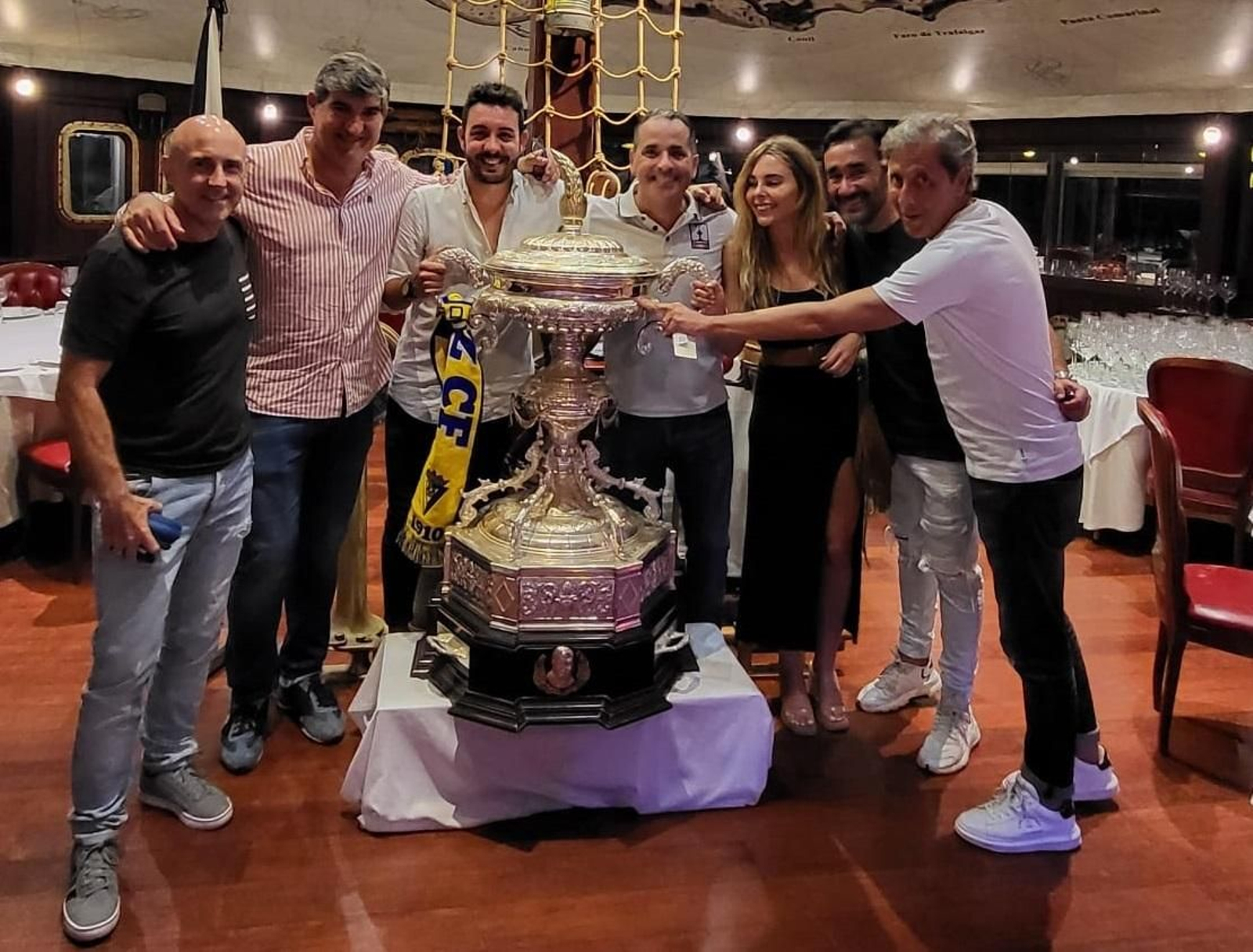 Los compañeros de Tiempo de Juego posan con la copa en el Restaurante Timón de Roche.