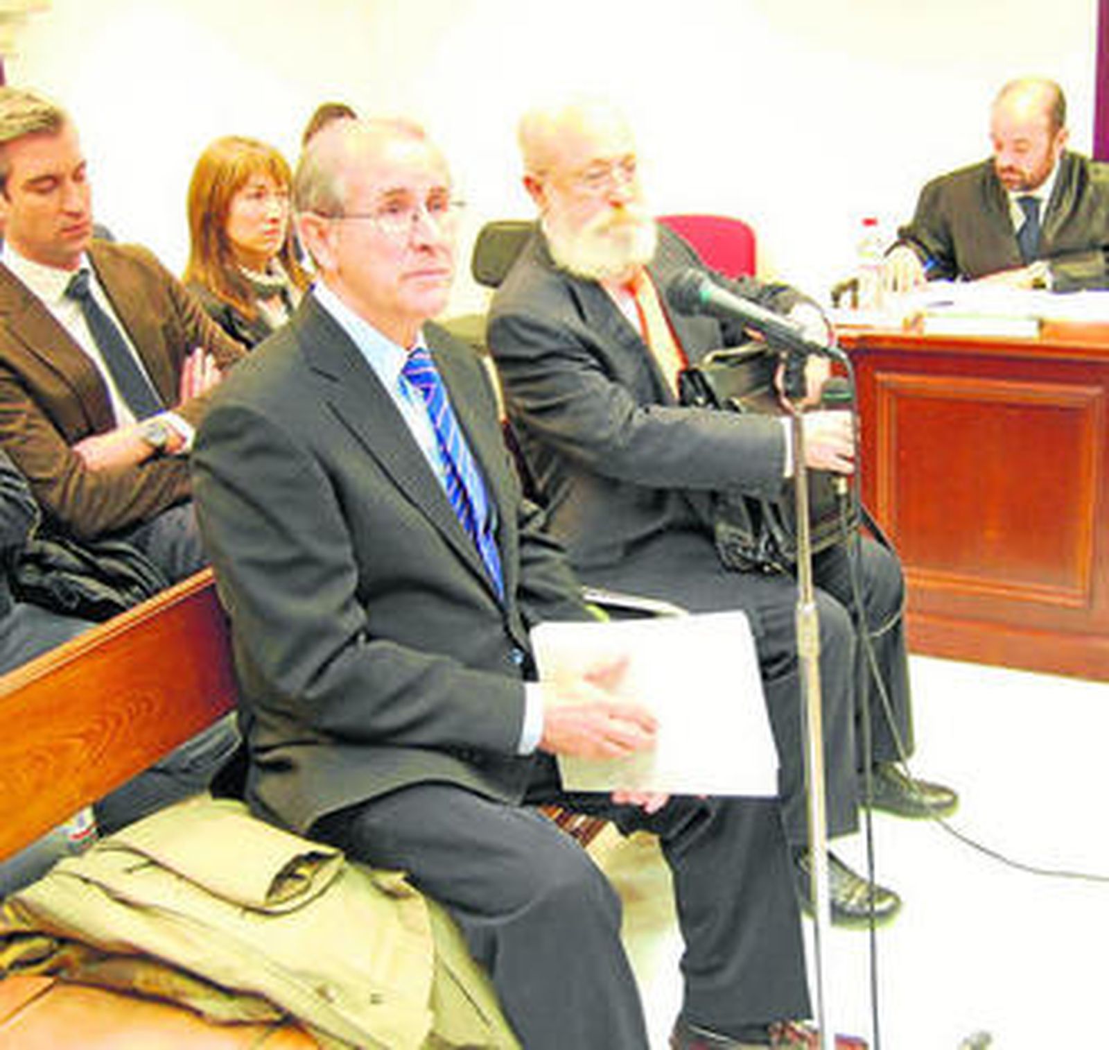 Antonio Menéndez y José Pedro Gutiérrez, durante la sesión de ayer.