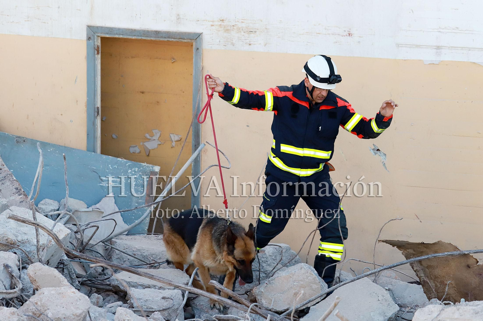 Imágenes del simulacro de los Bomberos de Huelva con la Unidad Canina