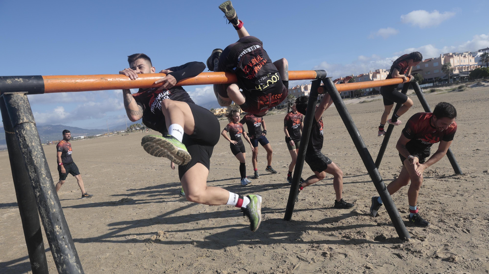 Carrera de obstáculos Adrenaline Race, en la playa de los Lances, en imágenes