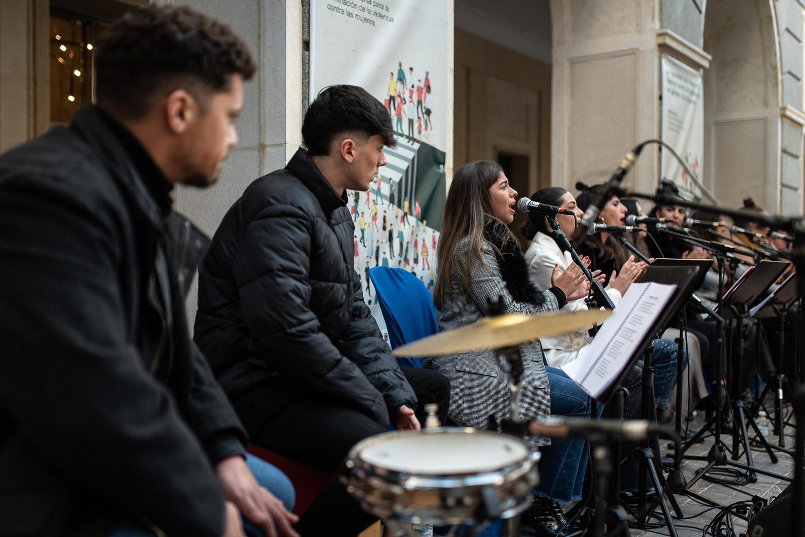 Imágenes de la Zambombá " Sones de Navidad" en la puerta de la Diputación