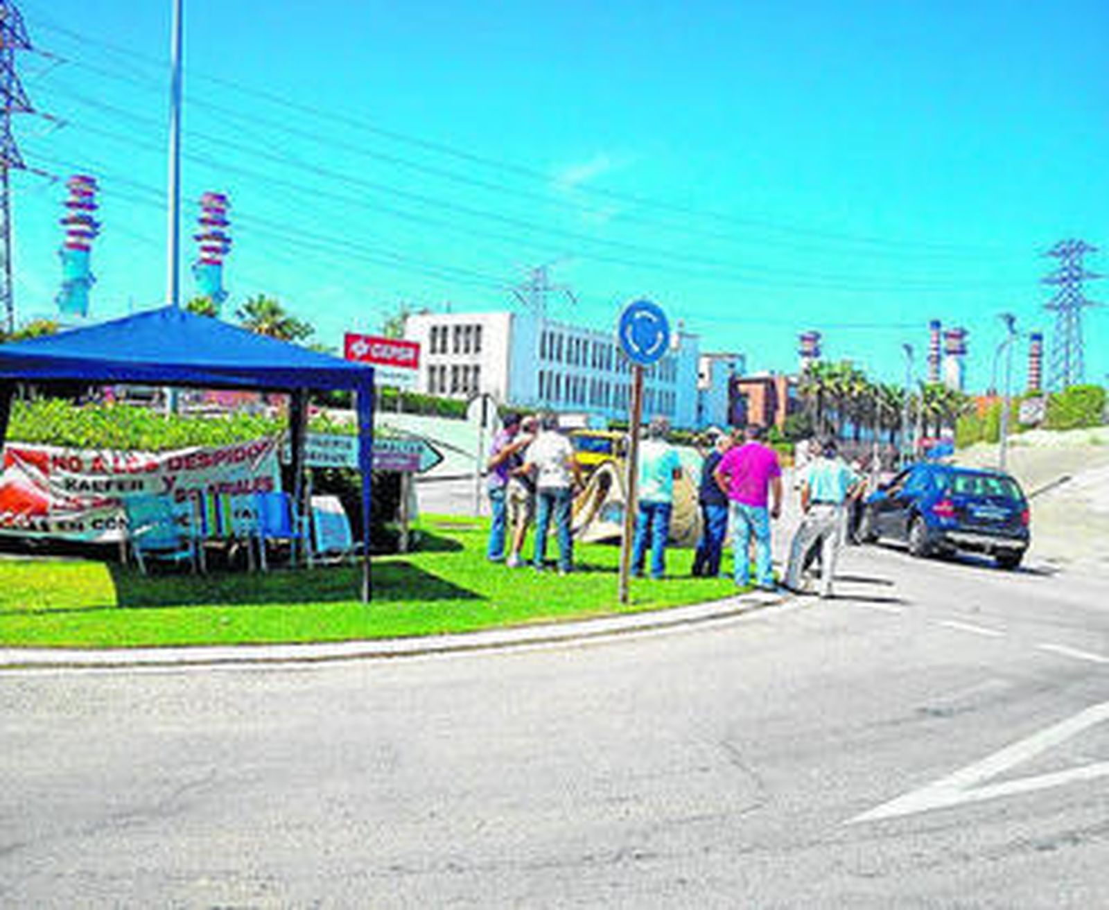 Los trabajadores despedidos, ayer.