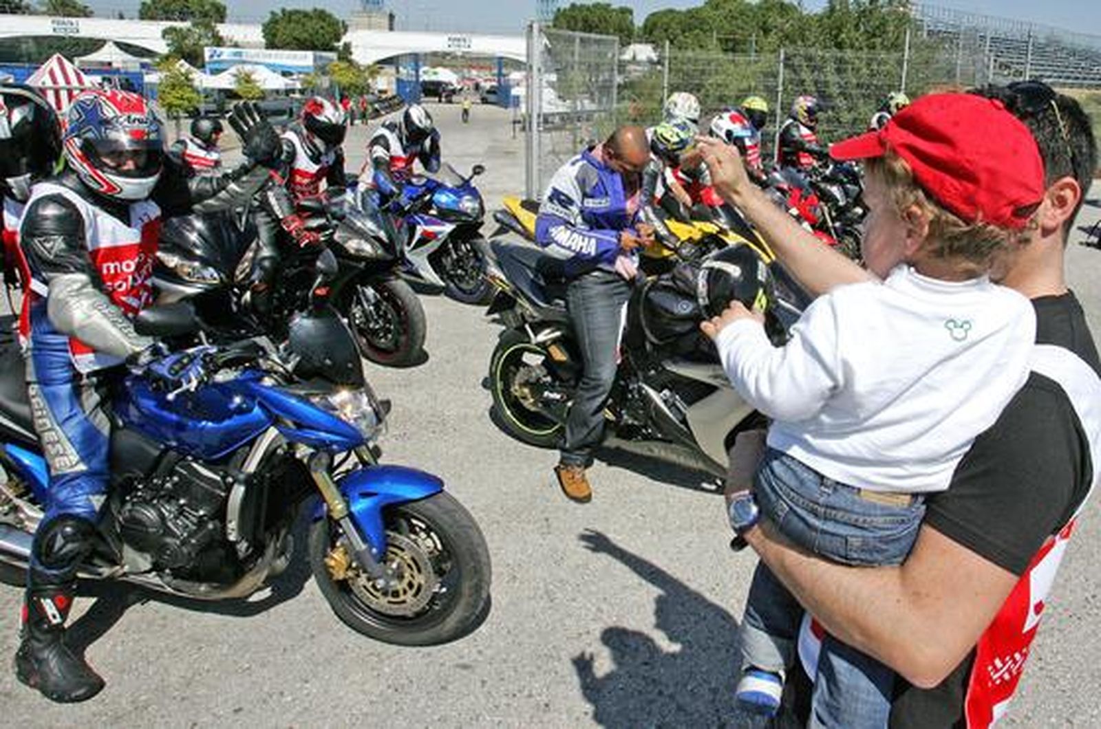 Miles de moteros procedentes de muy diversos lugares, ya ha llegado a Jerez para asistir a uno de los retos deportivos más importantes de cuantos se celebran en España.La DGT recuerda la necesidad de realizar una conducción prudente y de respeto entre vehículos que comparten un mismo espacio para circular.

Foto: Pascual