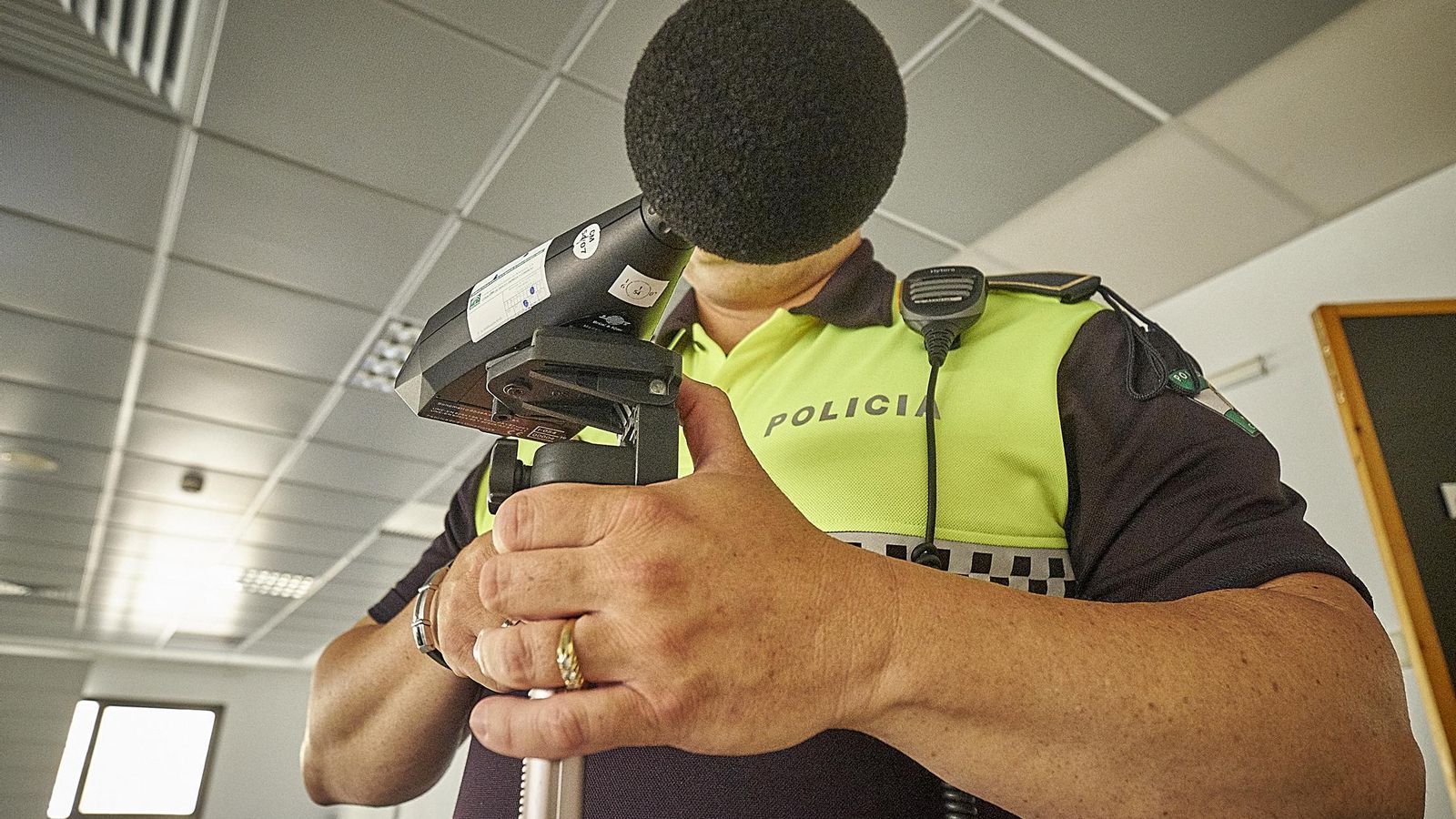 Un agente de la Policía Local con un sonómetro.
