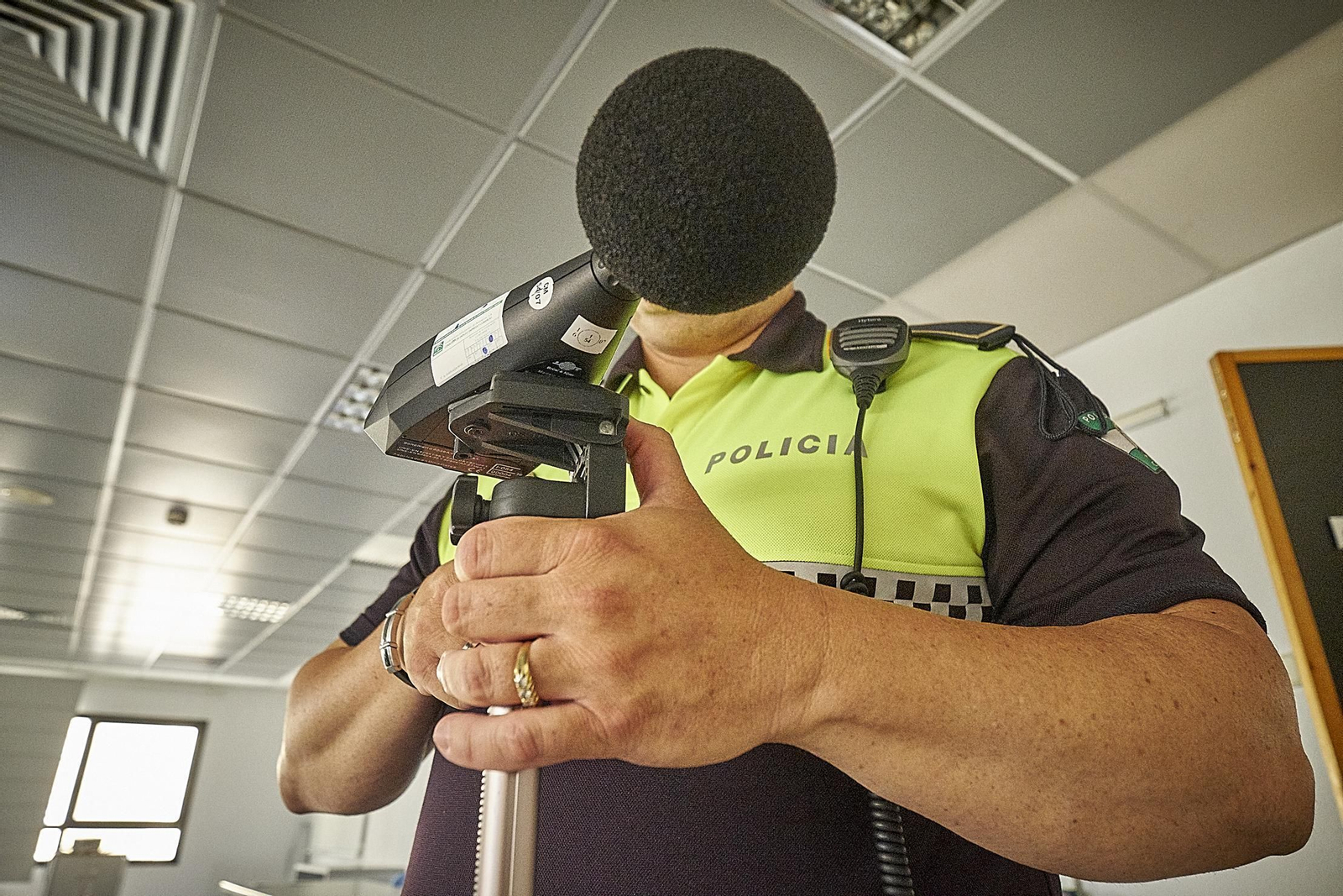 Un agente de la Policía Local con un sonómetro.
