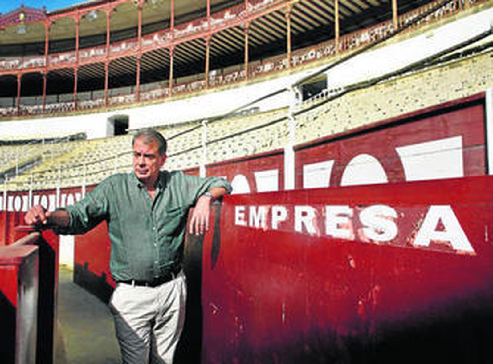 Óscar Chopera, junto al burladero de la empresa de La Malagueta, que ha quedado vacío.