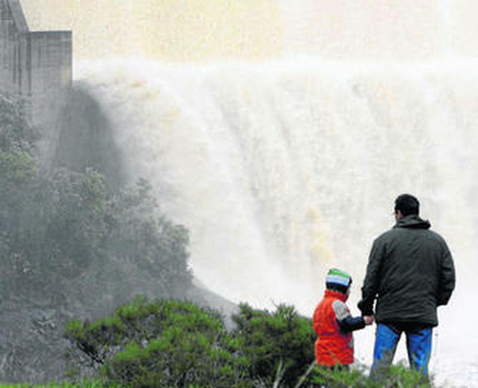 El embalse del Gergal está ya echando agua para aliviar la cantidad acumuada.