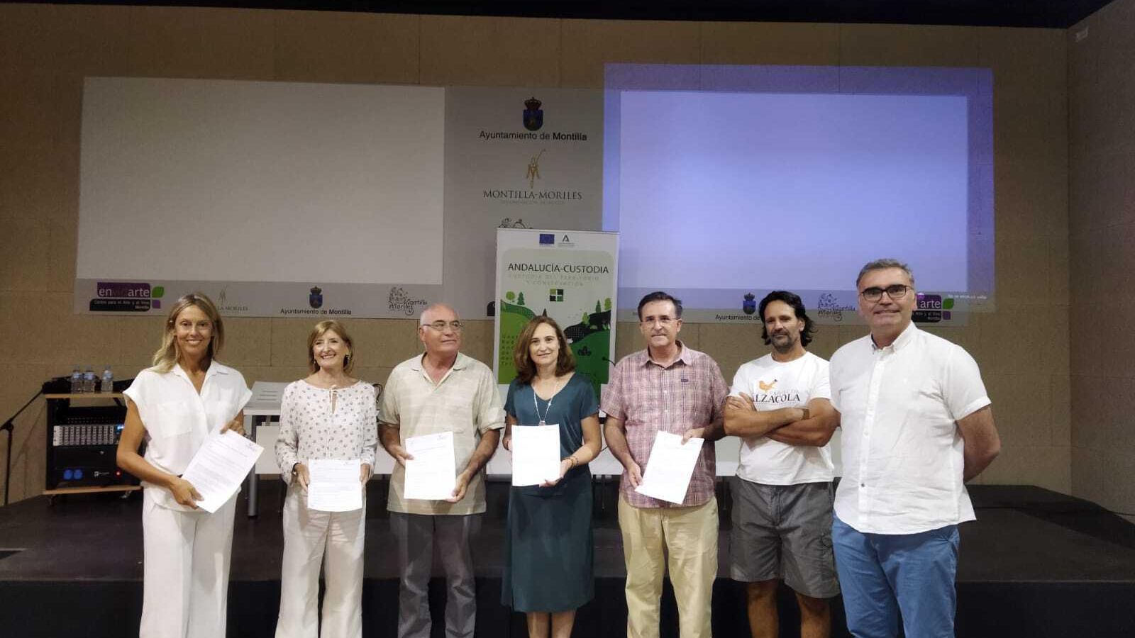 Representantes de los lagares y el alojamiento, la Fundación Social Universal y la asociación Harmusch, tras la firma.