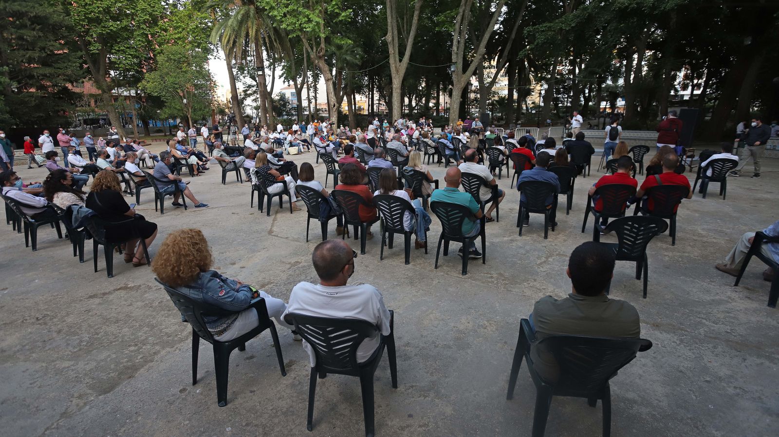 Fotos de Juan Espadas con simpatizantes del Psoe en Algeciras