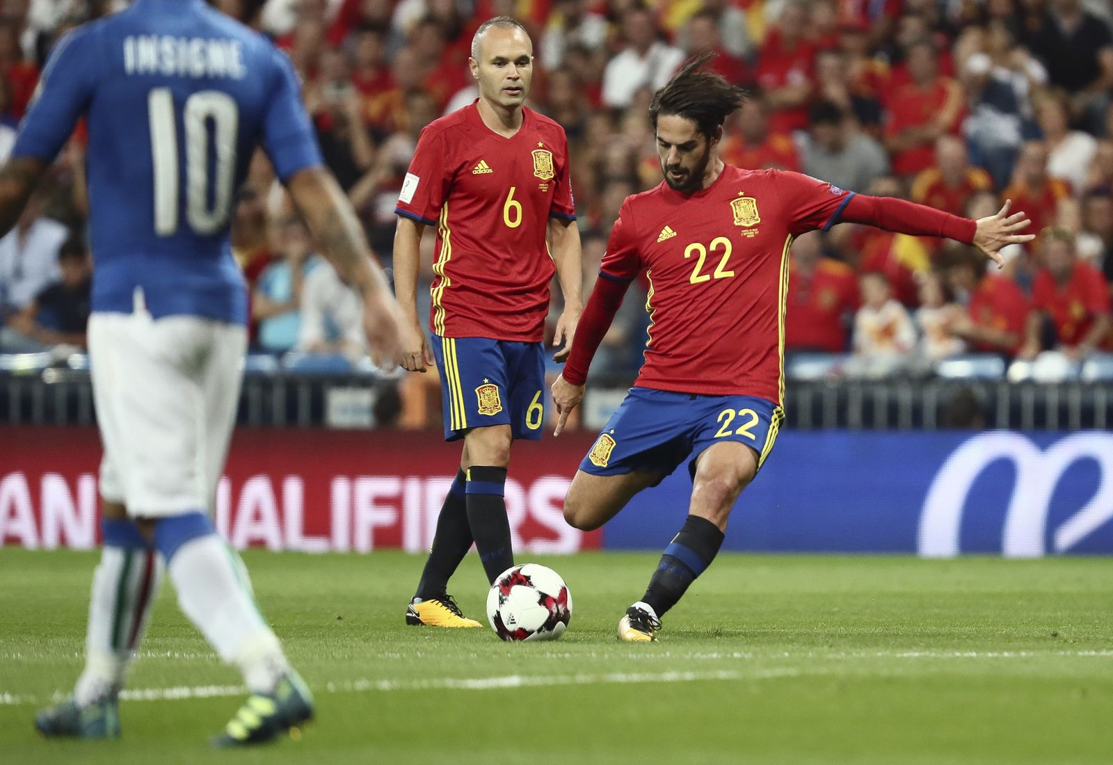Isco lanza con su pierna derecha el golpe franco con el que abrió el marcador ante Iniesta.