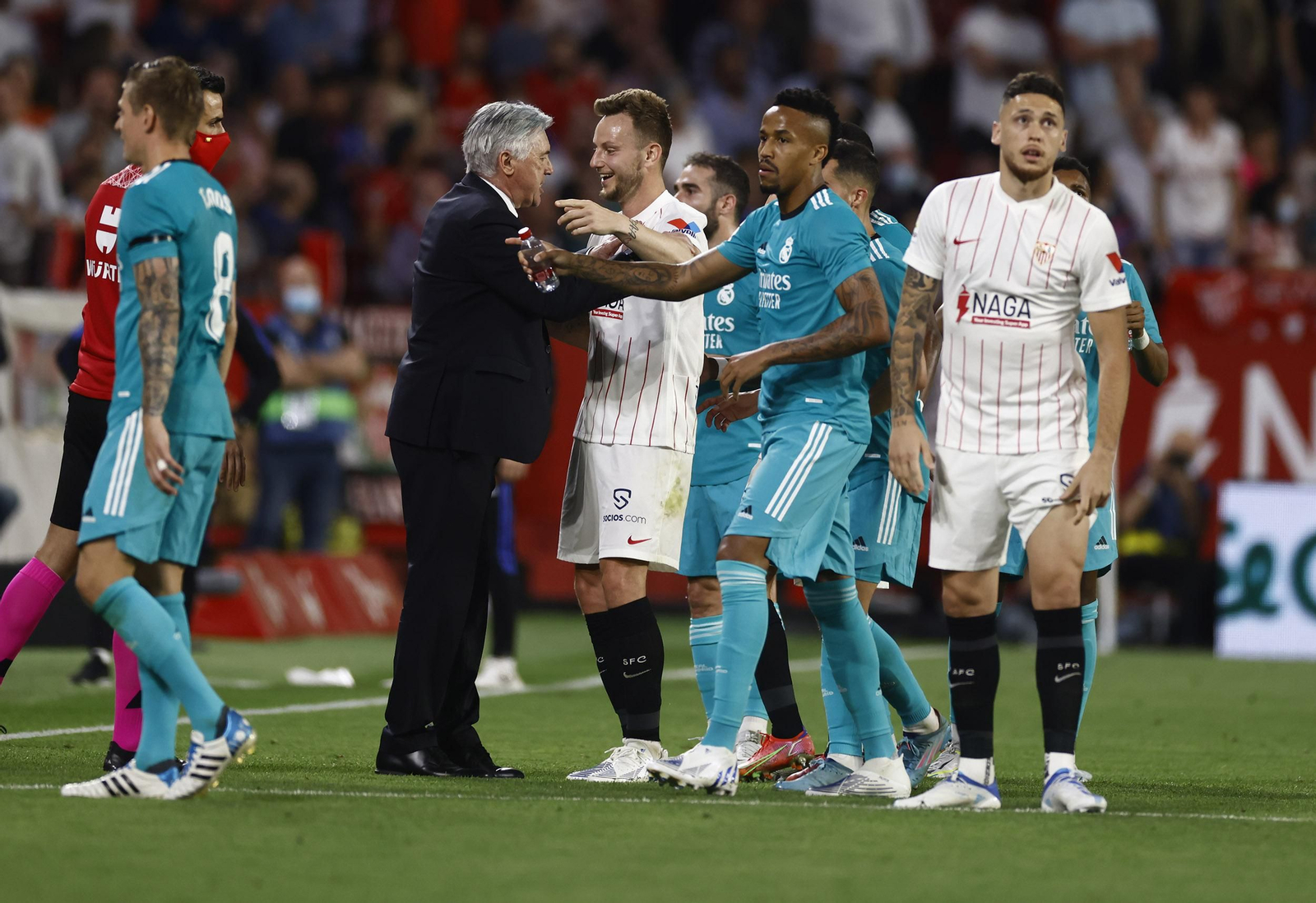 Rakitic discute con Ancelotti ante Militao y Ocampos.