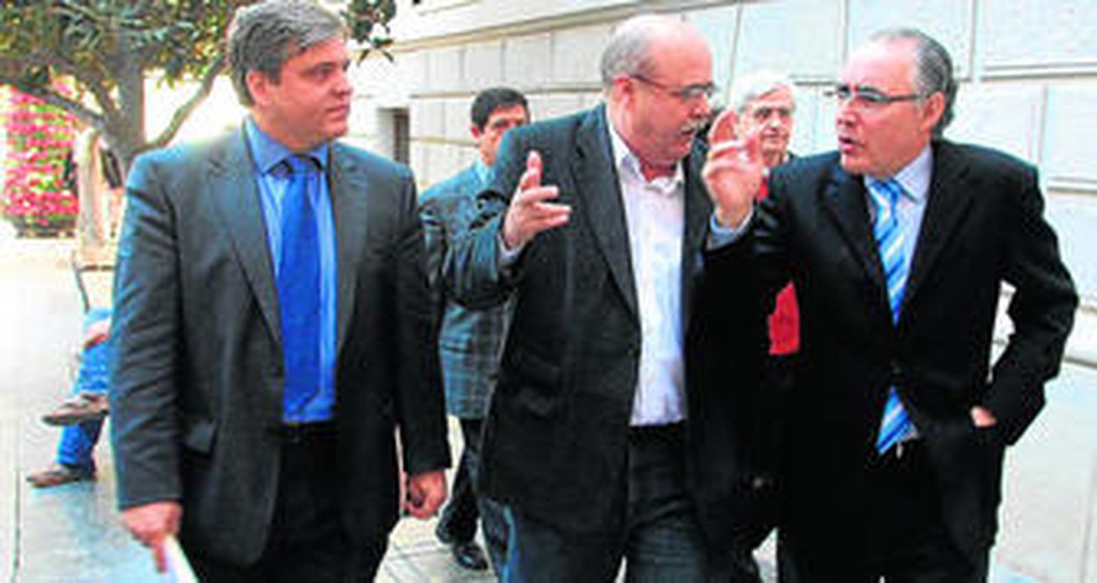 López Domech, entre César Girón y Torres Vela. Los tres fueron concejales y dejaron su acta durante el mandato 2007-2011.