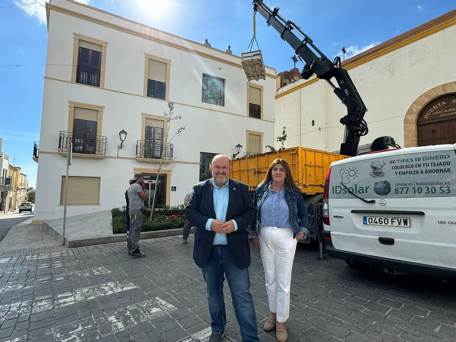 El alcalde ha visitado el inicio de la instalación de placas solares.