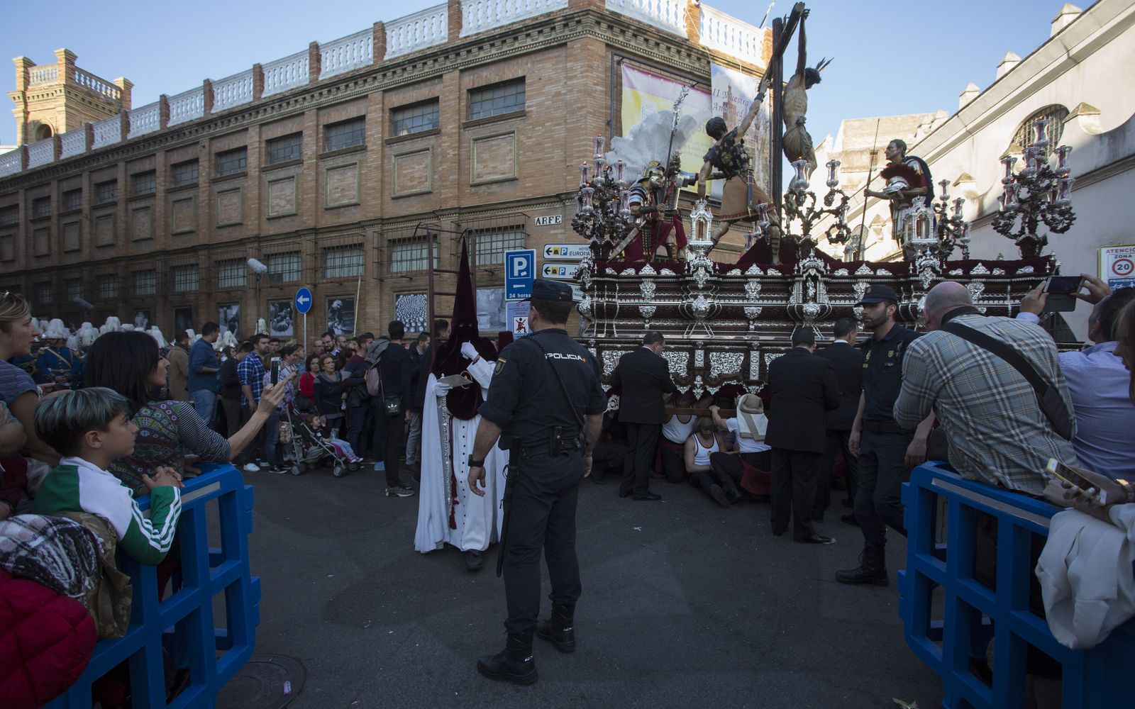 Policías nacionales el año pasado en el Postigo durante el discurrir del Cerro del Águila.