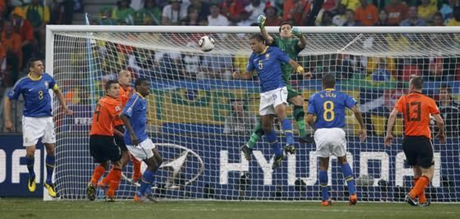 Felipe Melo remata hacia su propia portería tras el fallo en la salida de Julio César. / Reuters