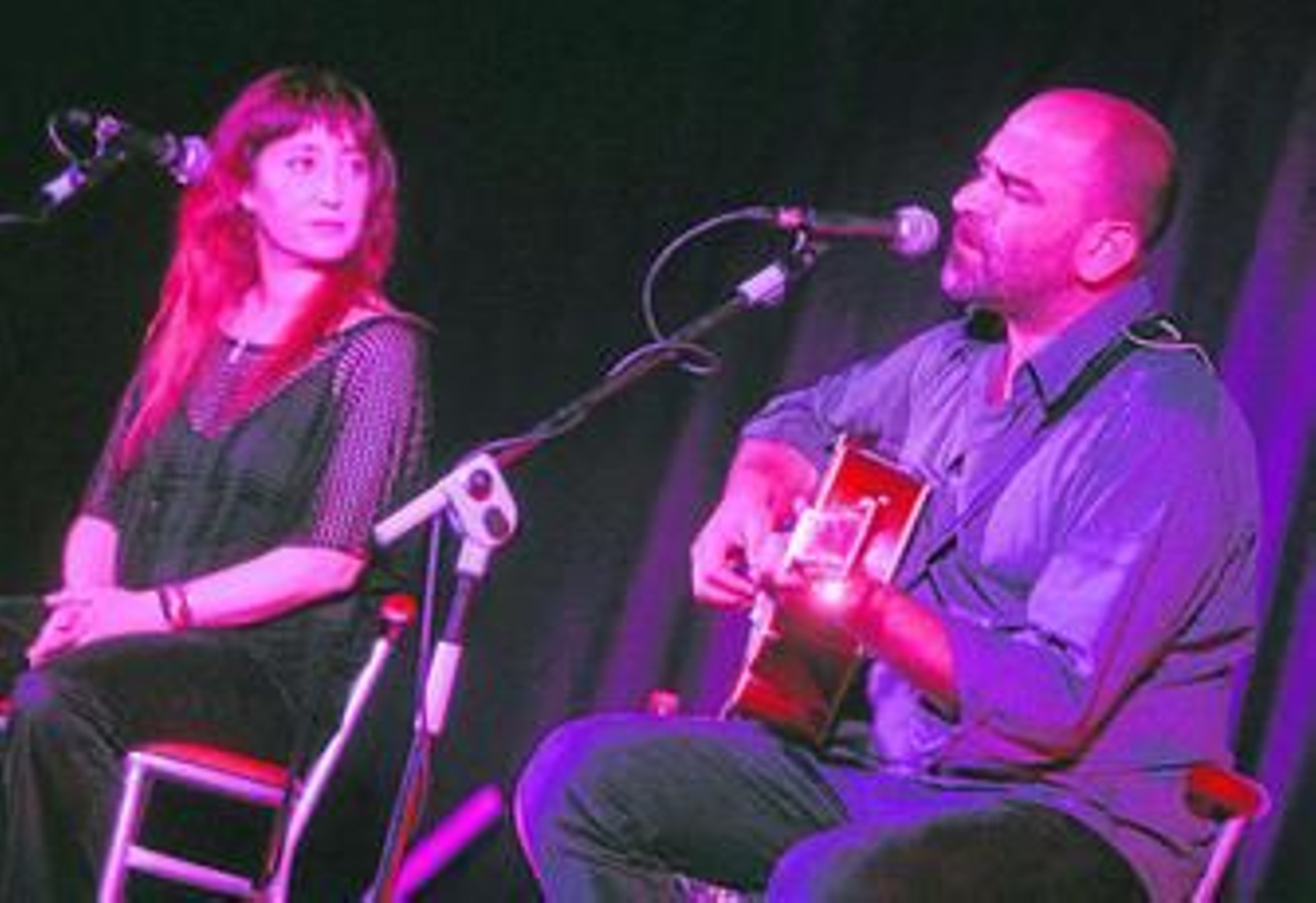 El cantautor Tontxu, junto a Gabi Exeni, durante el concierto que ofreció el jueves por la noche en la UCA.