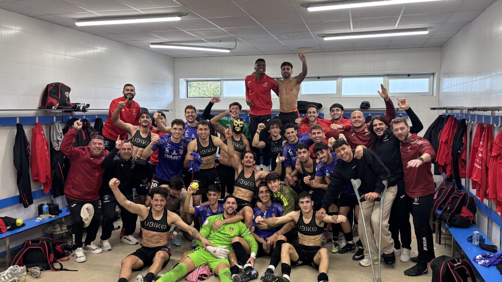 Los jugadores del Salerm celebran su victoria en Estepona.