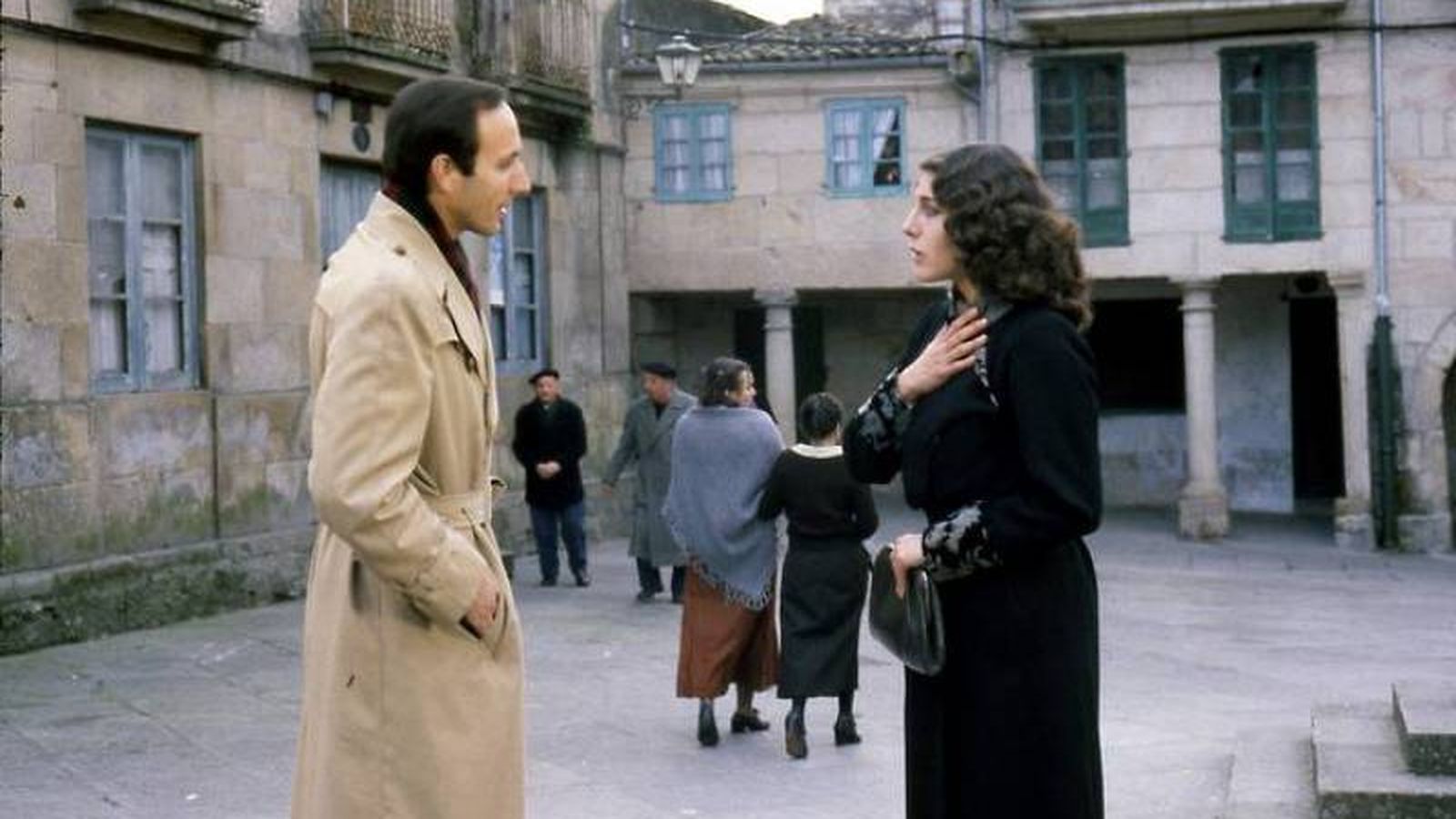 Eusebio Poncela y Charo López en una secuencia de 'Los gozos y las sombras'.